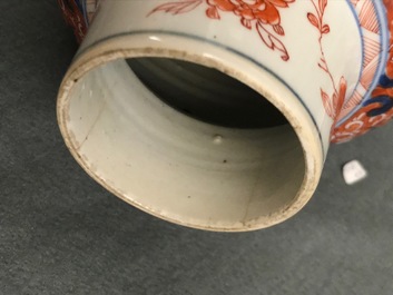 A pair of Chinese Imari-style vases and two dishes, Qianlong