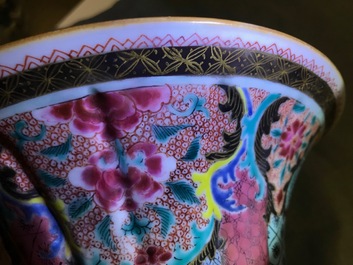 Une paire de vases en porcelaine de Chine famille rose aux dames dans un jardin Yongzheng