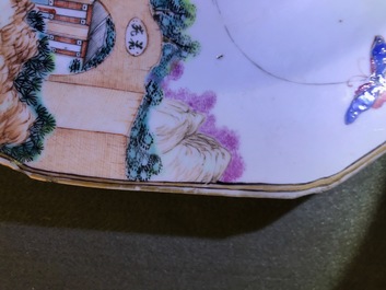 Een paar octagonale Chinese famille rose wapenborden voor de Engelse markt, Qianlong