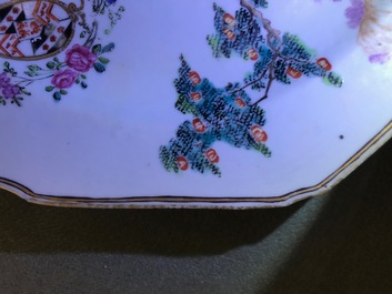 Een paar octagonale Chinese famille rose wapenborden voor de Engelse markt, Qianlong