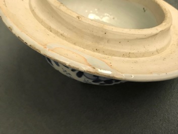 A pair of Chinese blue and white covered vases with floral design, Kangxi