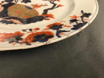 A pair of Chinese Imari-style vases and two dishes, Qianlong