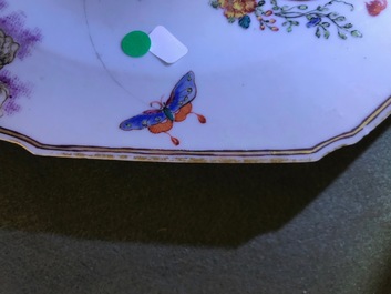 Een paar octagonale Chinese famille rose wapenborden voor de Engelse markt, Qianlong