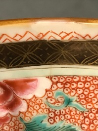 Une paire de vases en porcelaine de Chine famille rose aux dames dans un jardin Yongzheng