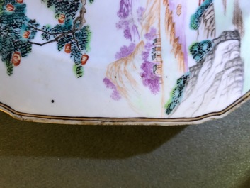 Een paar octagonale Chinese famille rose wapenborden voor de Engelse markt, Qianlong