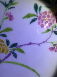 Une paire de coupes en porcelaine de Chine famille rose, marque et &eacute;poque de Yongzheng