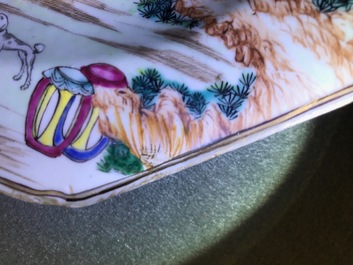 Een paar octagonale Chinese famille rose wapenborden voor de Engelse markt, Qianlong