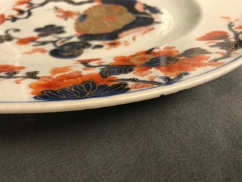 A pair of Chinese Imari-style vases and two dishes, Qianlong