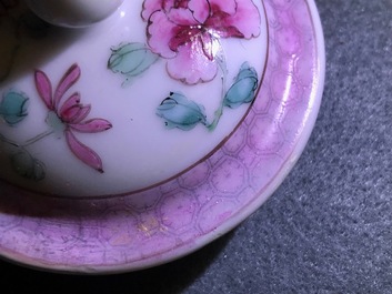 Een fijne Chinese famille rose theepot en een 'Romance of the Western Chamber' bord, Yongzheng/Qianlong