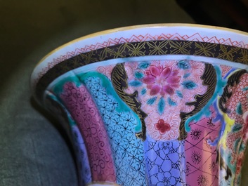 Une paire de vases en porcelaine de Chine famille rose aux dames dans un jardin Yongzheng