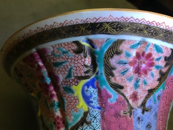 Une paire de vases en porcelaine de Chine famille rose aux dames dans un jardin Yongzheng