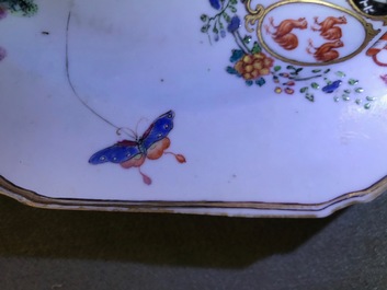 Een paar octagonale Chinese famille rose wapenborden voor de Engelse markt, Qianlong