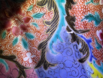 Une paire de vases en porcelaine de Chine famille rose aux dames dans un jardin Yongzheng