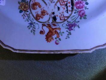 Een paar octagonale Chinese famille rose wapenborden voor de Engelse markt, Qianlong