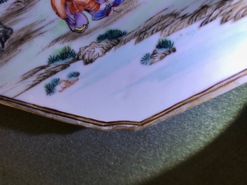 Een paar octagonale Chinese famille rose wapenborden voor de Engelse markt, Qianlong