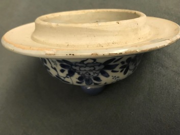 A pair of Chinese blue and white covered vases with floral design, Kangxi