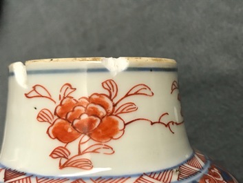 A pair of Chinese Imari-style vases and two dishes, Qianlong