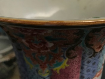 Une paire de vases en porcelaine de Chine famille rose aux dames dans un jardin Yongzheng