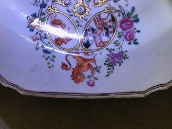 Een paar octagonale Chinese famille rose wapenborden voor de Engelse markt, Qianlong