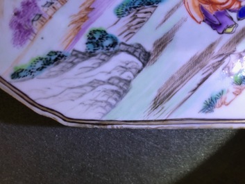 Een paar octagonale Chinese famille rose wapenborden voor de Engelse markt, Qianlong