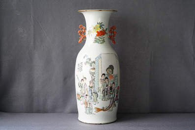 Een Chinese famille rose vaas met tweezijdig decor, 19/20e eeuw
