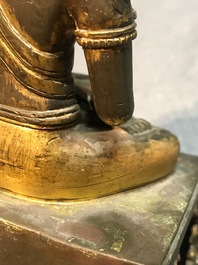 Une figure d'Amitayus en bronze dor&eacute;, Sino-Tibet, Qianlong