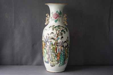 Een Chinese famille rose vaas met tweezijdig decor, 19/20e eeuw
