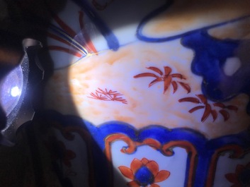 Een grote Chinese Imari-stijl dekselvaas, Kangxi