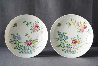 Une paire de coupes en porcelaine de Chine famille rose, marque et &eacute;poque de Yongzheng