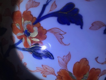Een grote Chinese Imari-stijl dekselvaas, Kangxi