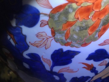 Een grote Chinese Imari-stijl dekselvaas, Kangxi