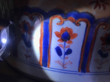 Een grote Chinese Imari-stijl dekselvaas, Kangxi
