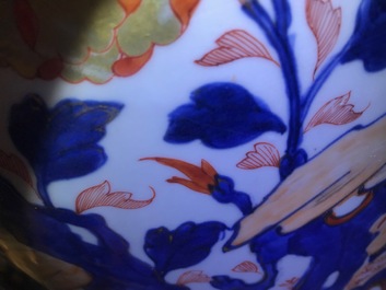 Een grote Chinese Imari-stijl dekselvaas, Kangxi