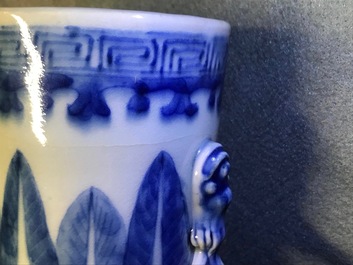 Une paire de vases de forme gourde 'moonflask' en porcelaine de Chine bleu et blanc, 19&egrave;me