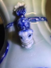 Vier Chinese blauwwitte en celadon vazen, 19/20e eeuw