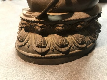 Une figure de Guanyin en bronze, Chine, Ming