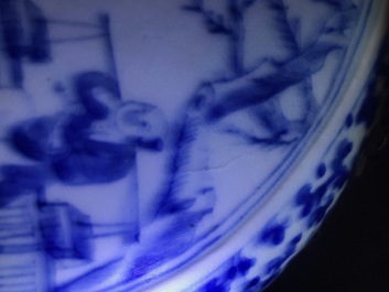 Une paire de vases de forme gourde 'moonflask' en porcelaine de Chine bleu et blanc, 19&egrave;me