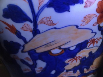 Een grote Chinese Imari-stijl dekselvaas, Kangxi