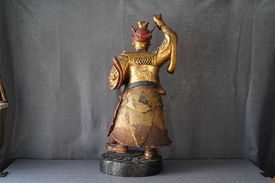 Een grote Chinese verguld houten figuur van een bewaker, 17/18e eeuw
