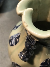 Vier Chinese blauwwitte en celadon vazen, 19/20e eeuw