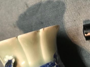 Vier Chinese blauwwitte en celadon vazen, 19/20e eeuw