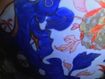 Een grote Chinese Imari-stijl dekselvaas, Kangxi