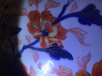 Een grote Chinese Imari-stijl dekselvaas, Kangxi