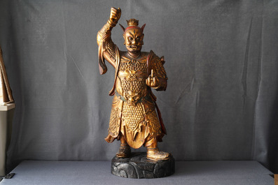 Een grote Chinese verguld houten figuur van een bewaker, 17/18e eeuw