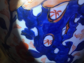 Een grote Chinese Imari-stijl dekselvaas, Kangxi