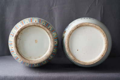 Twee Chinese famille rose vazen met tweezijdig decor, 19/20e eeuw