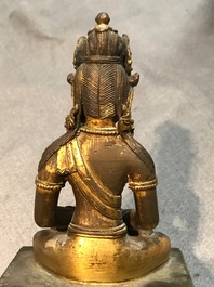 Une figure d'Amitayus en bronze dor&eacute;, Sino-Tibet, Qianlong