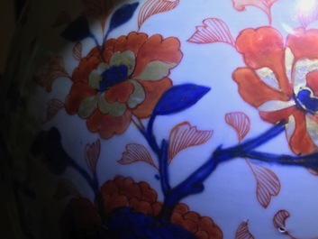 Een grote Chinese Imari-stijl dekselvaas, Kangxi