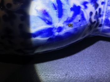 Une paire de vases de forme gourde 'moonflask' en porcelaine de Chine bleu et blanc, 19&egrave;me