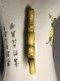 Een Chinese famille rose vaas met tweezijdig decor, 19/20e eeuw